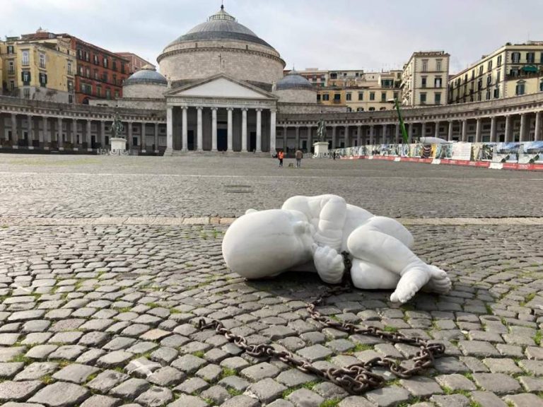 Napoli,  cinque ragazzi prendono a calci  l’opera di Jago in Piazza Plebiscito