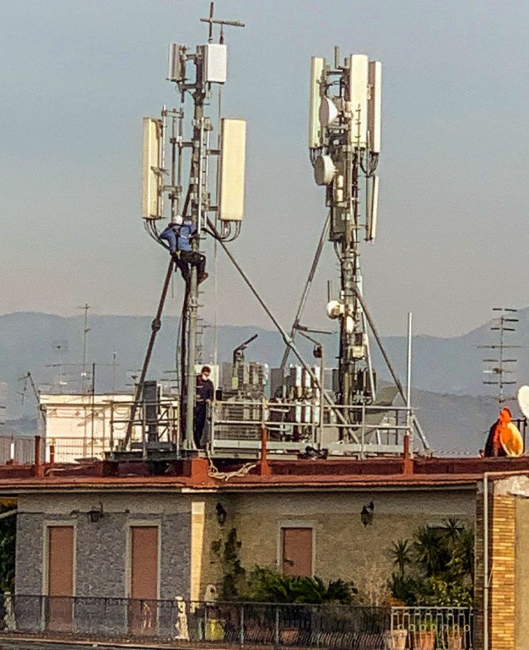 Acerra, maxi ripetitore Wind in centro: è protesta. La gente: “Eretto in poche ore”