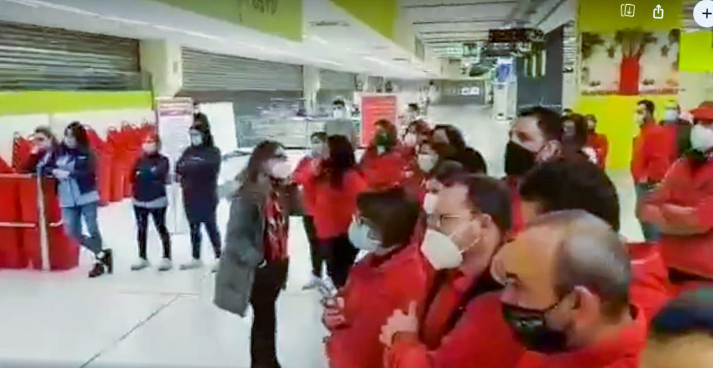 I lavoratori di Auchan Nola mentre l'ipermercato chiude i battenti