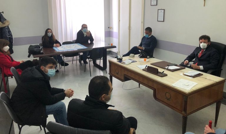 Aggressione all’ex poliziotto cieco, il Comune si costituirà parte civile. Il sindaco: “Acerra premia chi denuncia”