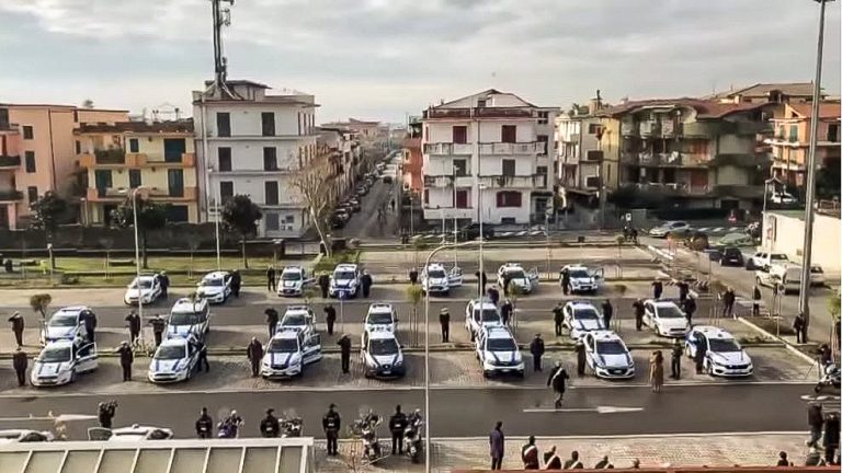 Attentato di Acerra: il grido dei caschi bianchi lanciato con le sirene. Ieri vigili da tutta la Campania