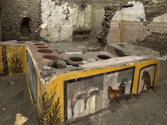 Nelle osterie dell’antica Pompei i clienti trovavano vino, cibo, propaganda elettorale…..e altro