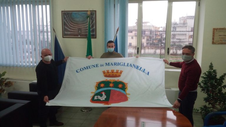 Mariglianella, rinnovate le bandiere sul Municipio, il Sindaco Russo dispone il debutto del Vessillo Comunale.