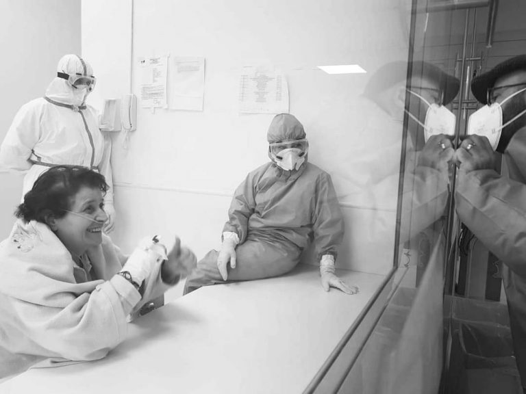 Ospedale del Mare. Realizzata la stanza degli sguardi d’amore, un luogo sicuro dove i pazienti covid rivedono i familiari