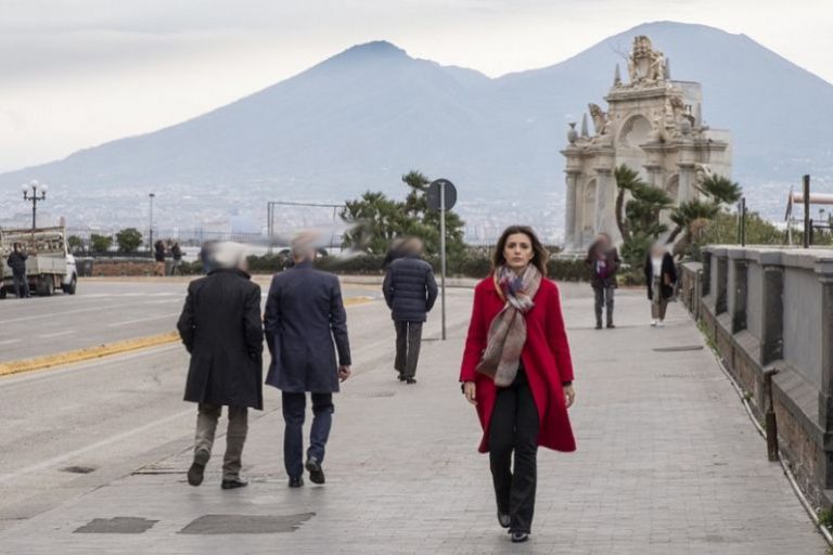 Mina Settembre è la versione laica e napoletana di Don Matteo e di Suor Angela