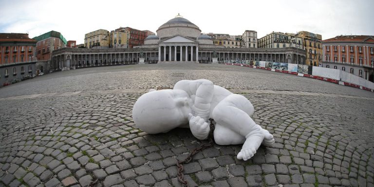 Presero a calci la scultura “Look Down” a piazza Plebiscito: i ragazzi incontrano Jago e chiedono scusa