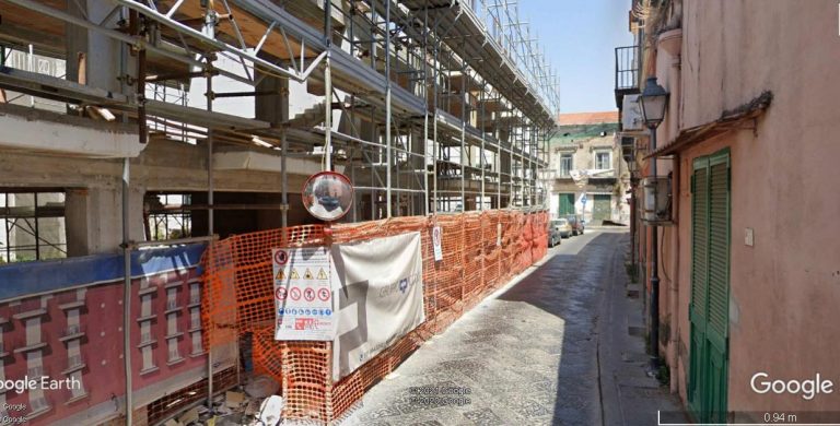Pomigliano, sospensione dell’abbattimento a via Firenze: le posizioni delle due parti in causa