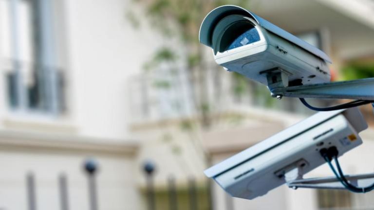 Terra dei Fuochi, il ministro Costa consegna nuove telecamere alla città di Pomigliano d’Arco