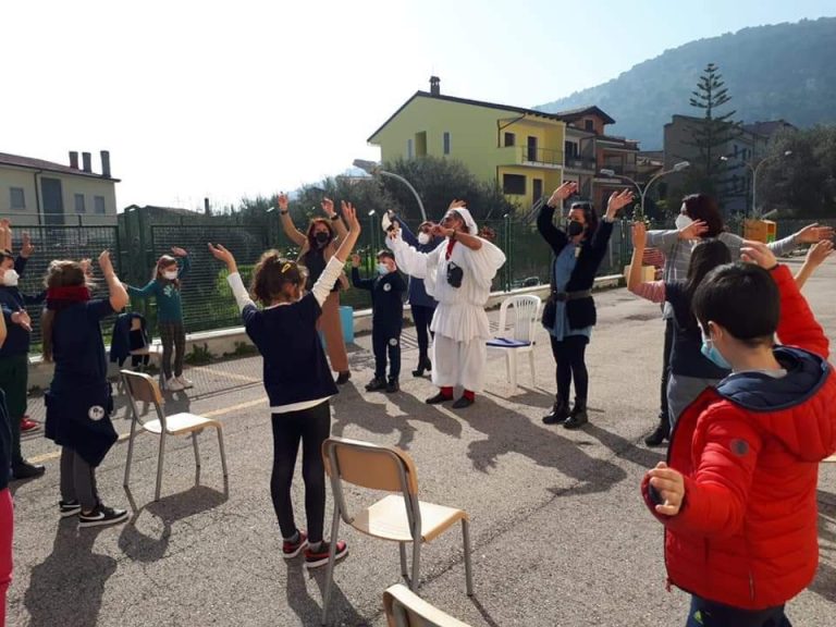 Continua il tour di Angelo Iannelli nelle scuole con il progetto “Il sorriso di Pulcinella in Pandemia come terapia”