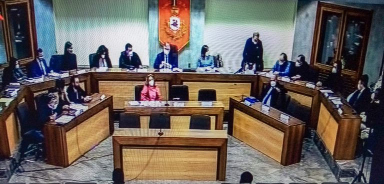 Prima il gelo e poi la pace: è tregua tra M5S e PD a Pomigliano. Fiducia alla giunta