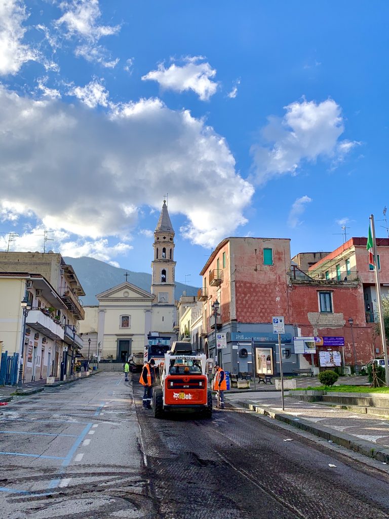 Sant’Anastasia, avviati i lavori di rifacimento del manto stradale di Via Roma