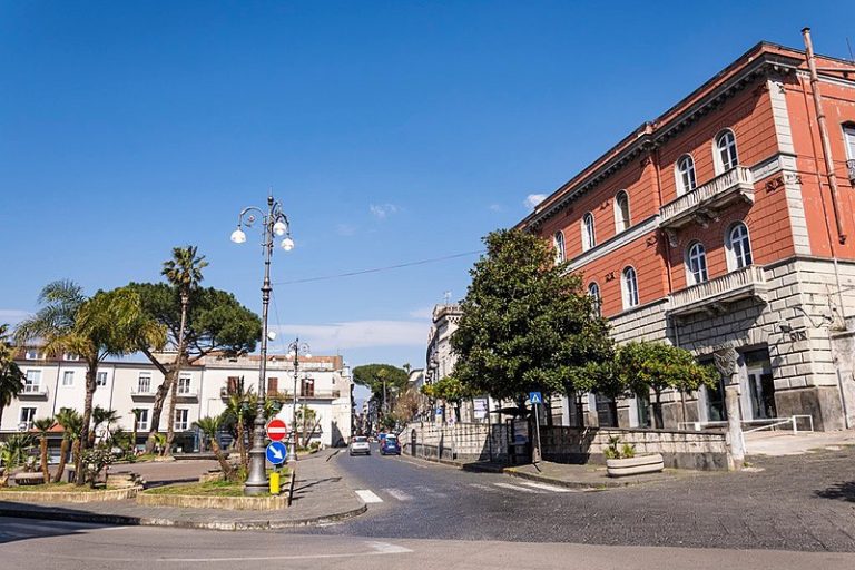 Palma Campania, arriva la “Mano de Dios”: una struttura in argilla in onore di Diego Armando Maradona