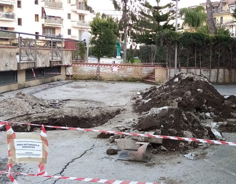 Rifiuti sotto i palazzi: spunta la prima prova ad Acerra. Sequestro nel rione Spiniello