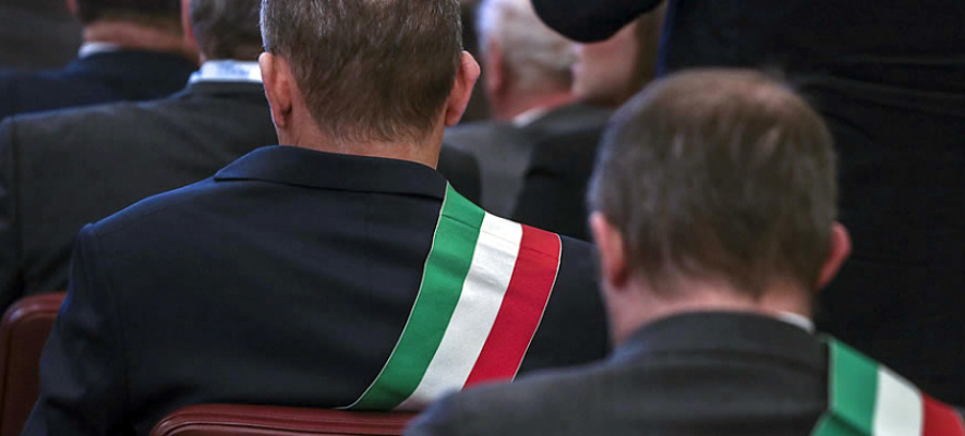 sindaci_con_tricolore_885xriv