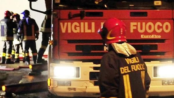 Agenzia funebre in fiamme e spari contro il bar, notte di terrore in città