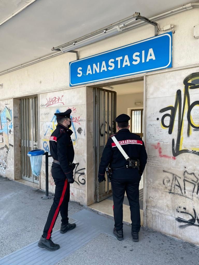 Sant’Anastasia, prende a calci il convoglio EAV: denunciato un 16enne