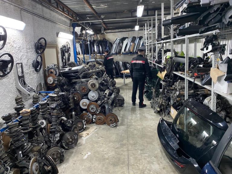 Sant’Anastasia, pezzi di ricambi auto rubati: sequestrato un capannone
