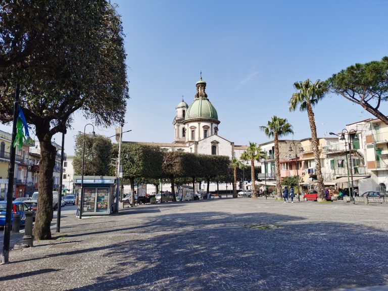 Madonna dell’Arco, donna tenta il suicidio gettandosi sui binari