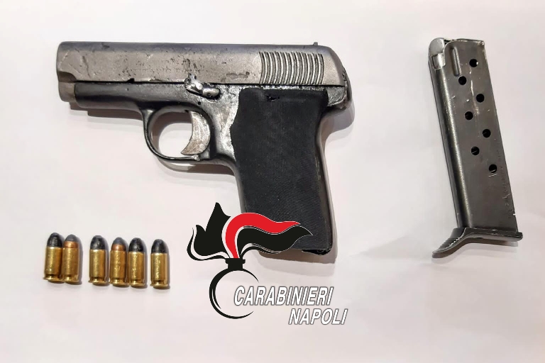 Somma Vesuviana, abbandonano la pistola e tentano di fuggire: fermati due minorenni e denunciato un 19enne