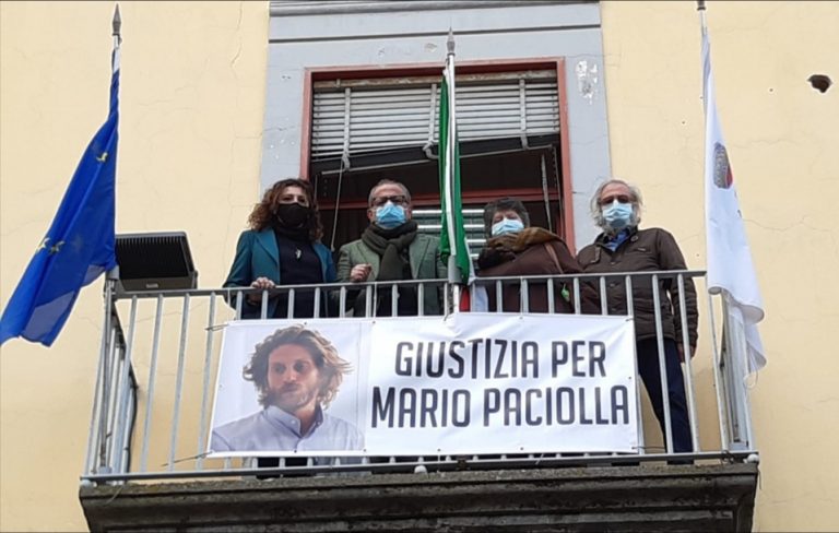Sant’Anastasia, uno striscione alle porte del Comune in ricordo del sacrificio di Mario Paciolla