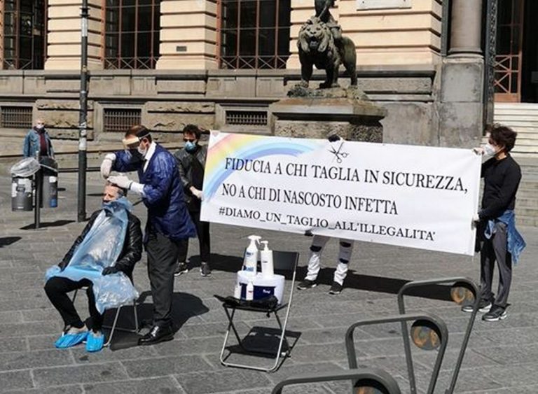 Napoli, manifestazione dei lavoratori impegnati nella cura della persona: in 60mila a rischio