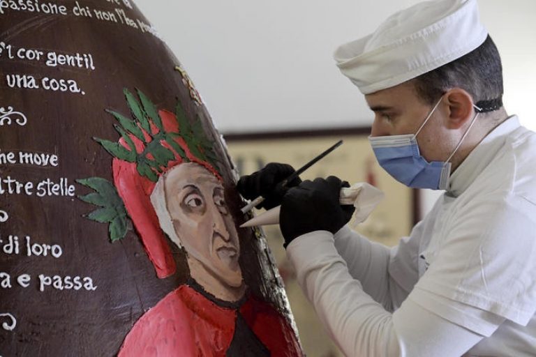Napoli, uovo di Pasqua da record per celebrare Dante Alighieri a 700 anni dalla sua scomparsa