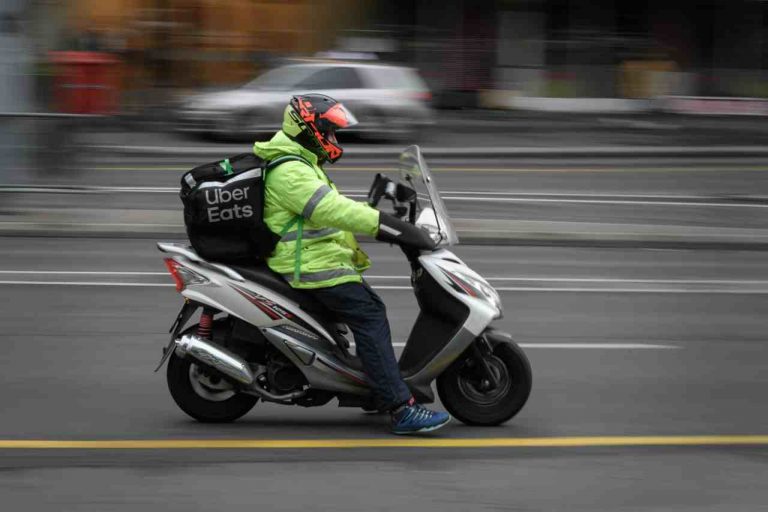 Napoli, nuovi episodi di violenza ai danni dei rider: accoltellato un giovane a Miano
