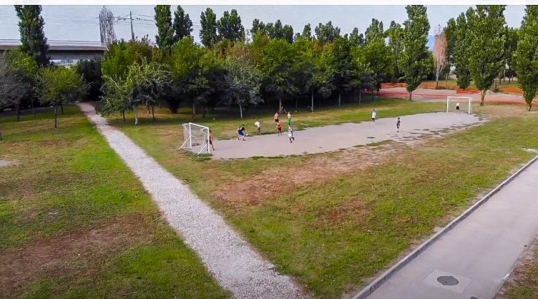 Violenza: ecco il ragazzino di Pomigliano col tirapugni di ferro. Dilaga la rabbia