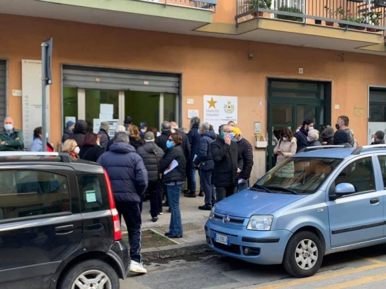 Polemica social, il papà di Ciarambino: “Allucinato chi ha visto mia figlia farmi saltare la fila per vaccinarmi”