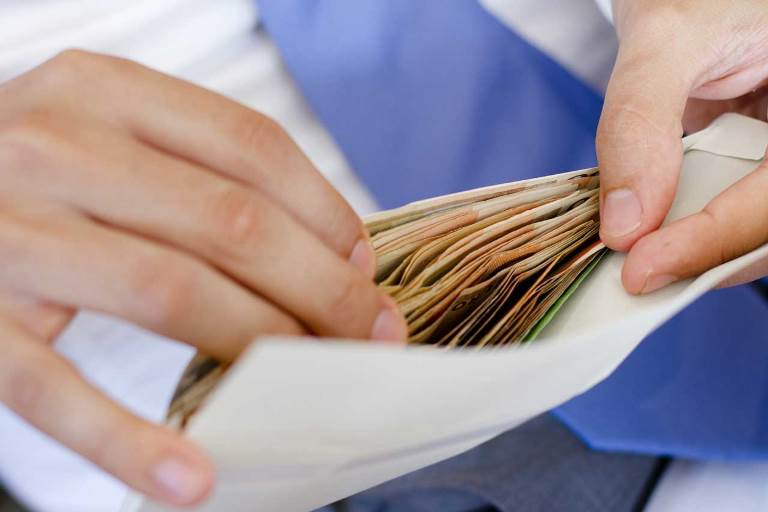 Caserta, concorsone, mazzette fino a 30mila euro. Arrestate due docenti