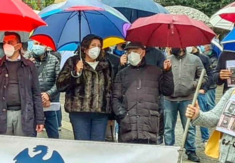 Impianto rifiuti a Pomigliano, il parroco del no a Valeria Ciarambino: “Da che parte stai ?”