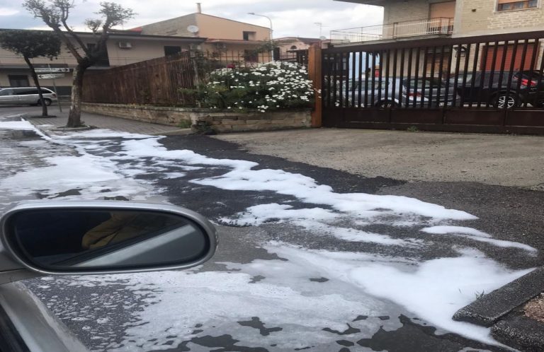 “Blob” invade di nuovo le strade di Acerra: miasmi dai tubi dei palazzi 