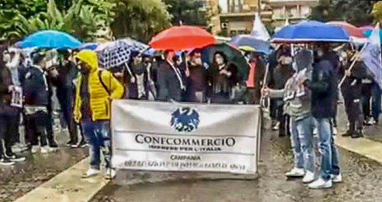 Cinque stelle all’opposizione per un giorno: protesta a Pomigliano. “Scriveremo a Draghi”