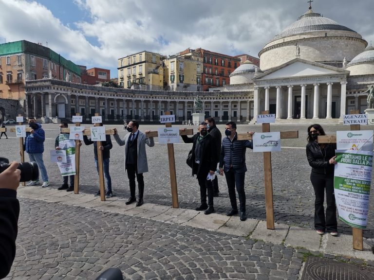 Protesta dei commercianti con le croci. Confesercenti: “Dobbiamo portare le imprese fuori dalla pandemia”
