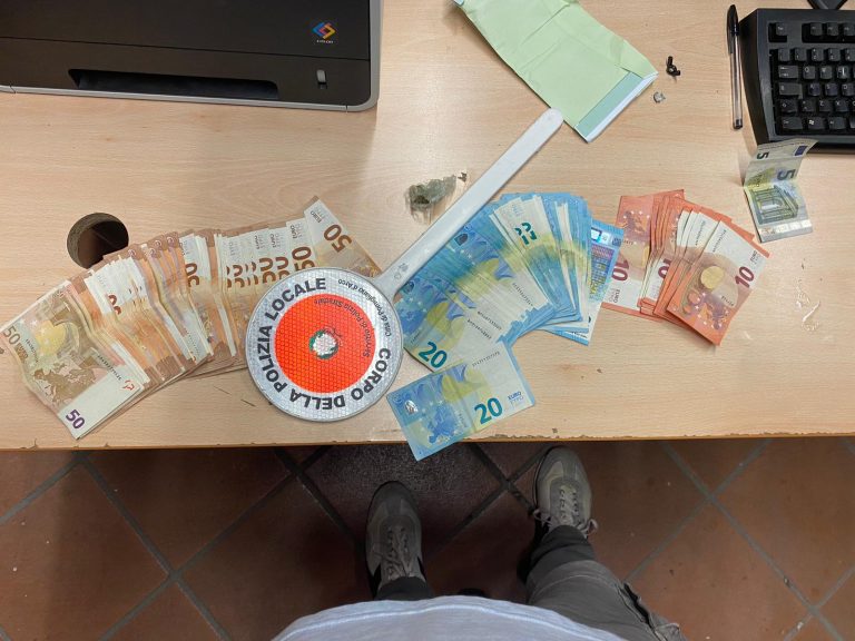 Pomigliano, pregiudicato si finge avvocato per zittire un pusher arrestato. Sequestrati 5500 euro