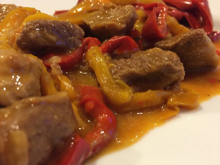 Le ricette di Biagio: spezzatino con i peperoni. I quali hanno un sapore “arraggiuso”
