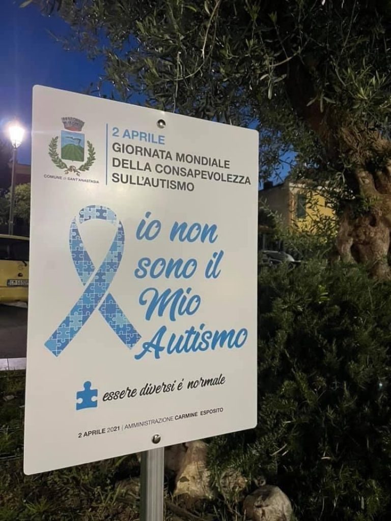 Sant’Anastasia, l’ulivo di Piazza IV Novembre illuminato di blu per la Giornata Mondiale dell’Autismo