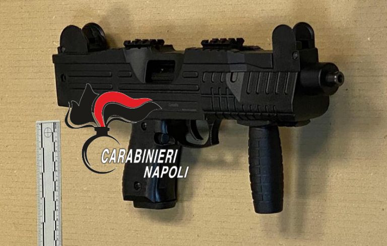 Napoli, scoperto dai Carabinieri un pericoloso arsenale di armi e sequestrati 13 kg di droga