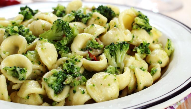 Le ricette di Biagio: orecchiette e broccoli. Perché un babbeo è “’no vruoccolo”, a Napoli