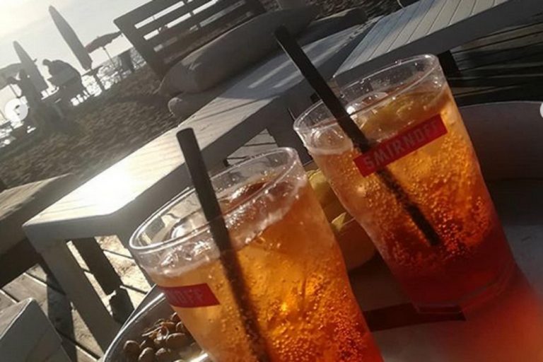 Pozzuoli, aperitivo sulla spiaggia per 150 giovani senza mascherina: sanzioni e sospensione dell’attività