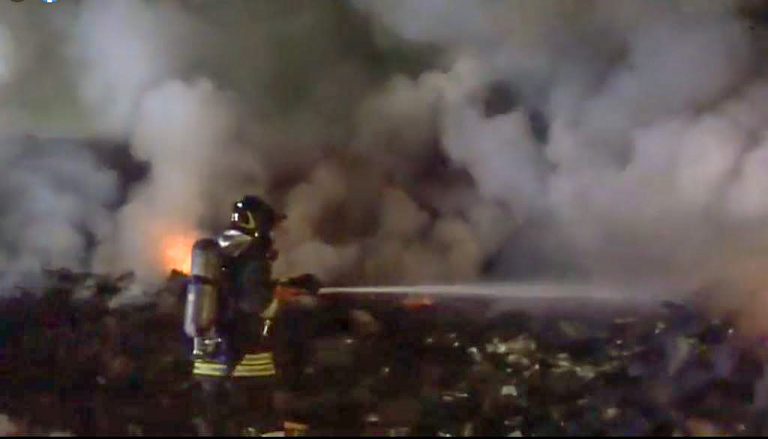 Acerra, Casalnuovo, Afragola, Caivano: la stagione dei roghi riparte dall’inferno “Cinquevie”