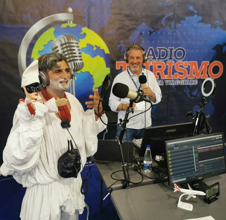 Napoli, pulcinella torna a regalare sorrisi