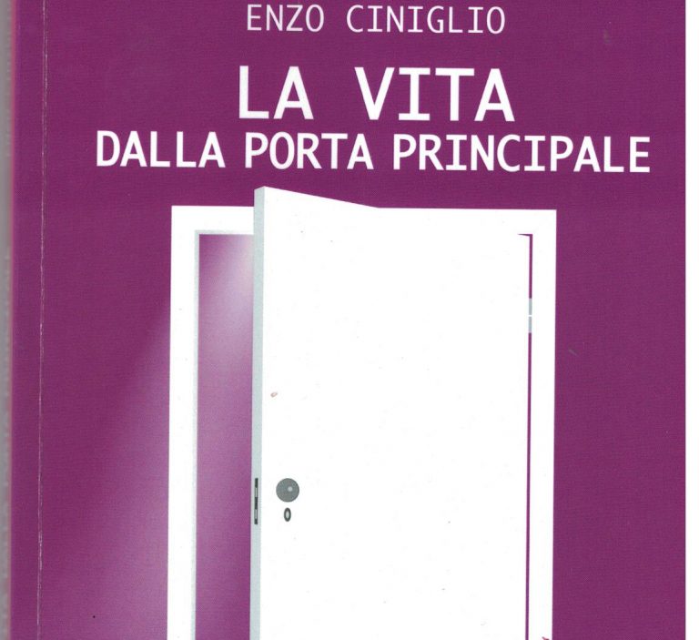 “La vita dalla porta principale”: l’inno di Enzo Ciniglio a Partenope, Sirena di luce e di misteri