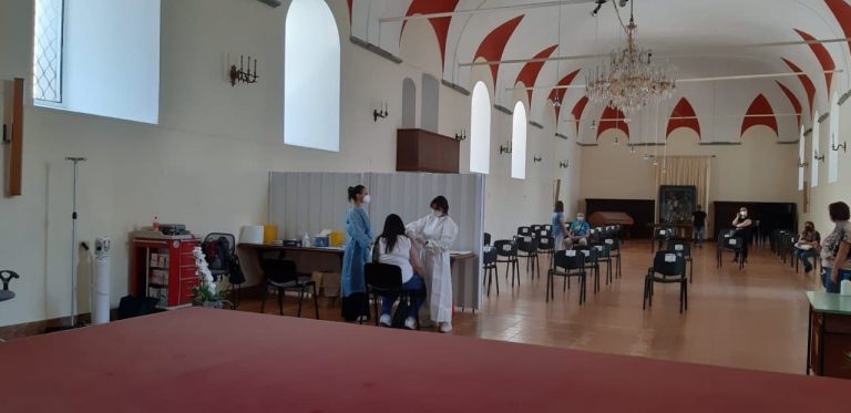 Madonna dell’Arco, centro vaccinale nell’antico refettorio del Santuario. Il priore: «Felici di dare un contributo»