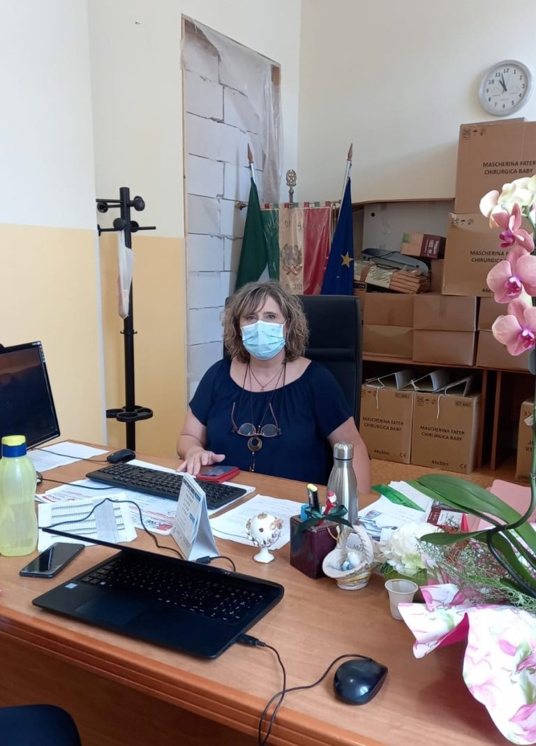 Acerra, denuncia della preside finita in corridoio: “Fermate il sindaco”