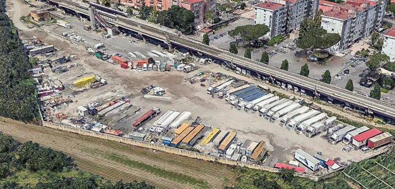 Casalnuovo, campo container accanto alla circum: “è abusivo”. Sequestri e denunce