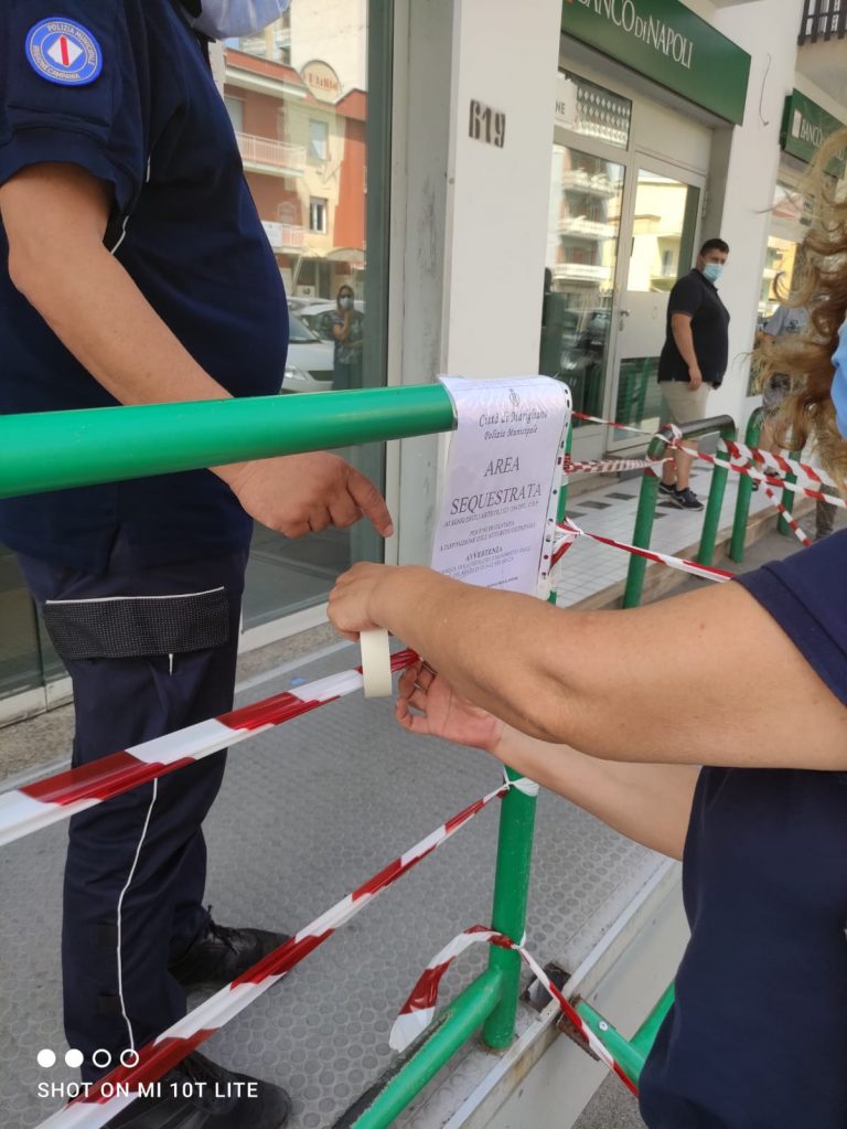 Marigliano, cede la grata passamano fuori la banca: ferita una persona anziana