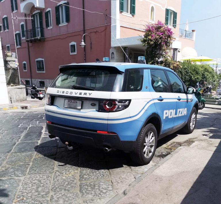 Piomba a casa dell’ex e la minaccia: lei si rifugia dalla polizia e lo fa arrestare