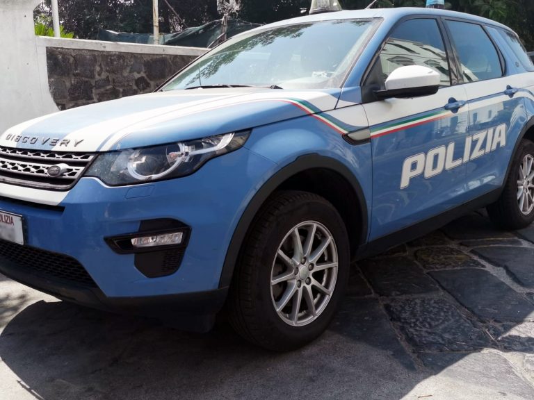 Ponticelli, cercano di sfuggire a controllo e puntano mitra contro agenti