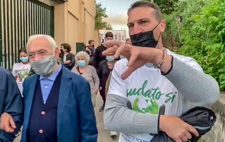 Terra dei Fuochi, vescovi e sacerdoti suonano la carica: veglia accanto al compostaggio di Pomigliano